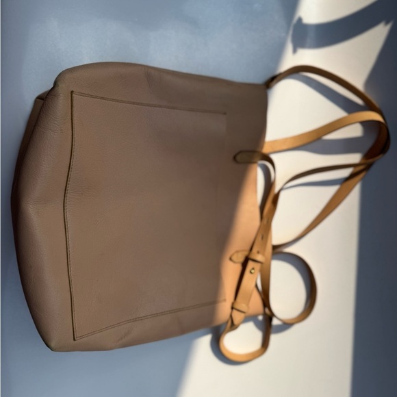 Elegant Tan Leather Tote Bag - Picture 2 of 10